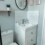 Cozy & Free Parking Family Friendly Апартаменты *