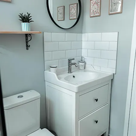 Cozy Stay, Free Parking, Quiet Nights Apartment *