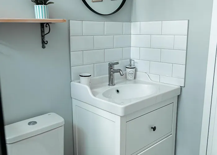 Cozy Stay, Free Parking, Quiet Nights Apartment *